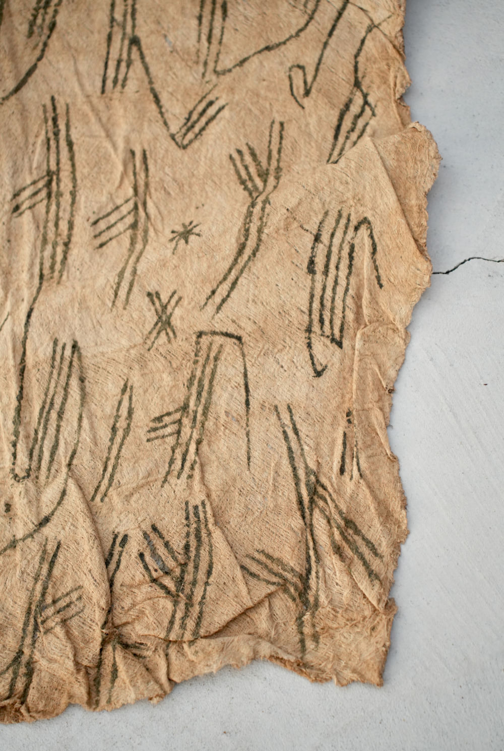 ピグミー族　タパ ピグミー族のタパを展示する『タパ－坂田和實が見つけた94枚－』 をB