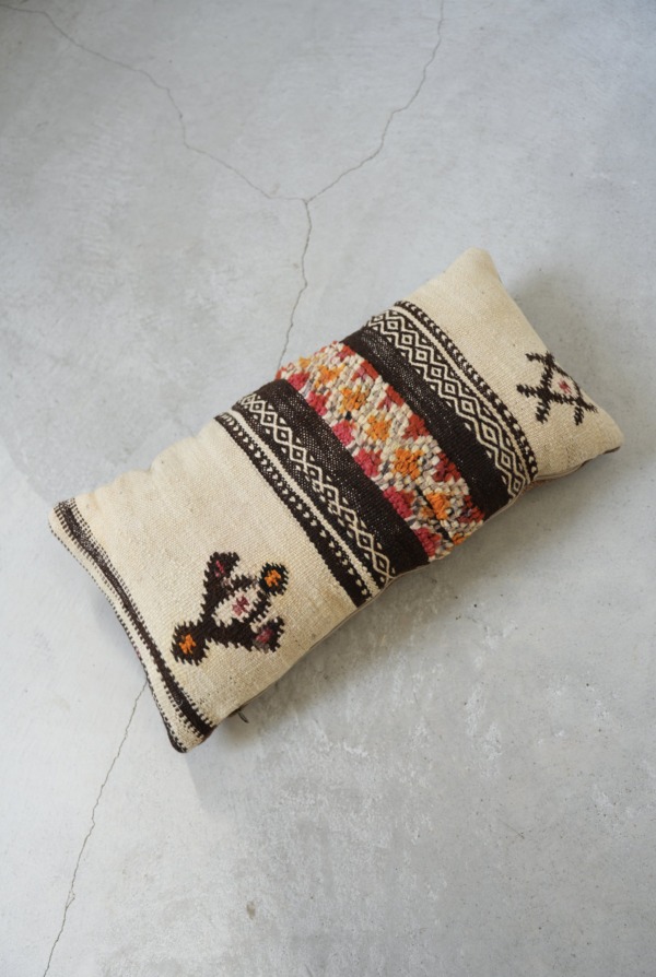 VINTAGE RUG CUSHION