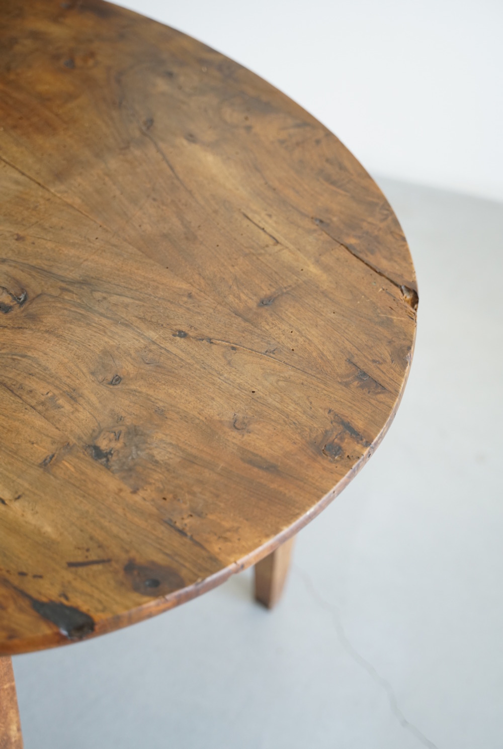 ROUND TABLE｜LIGHT YEARS