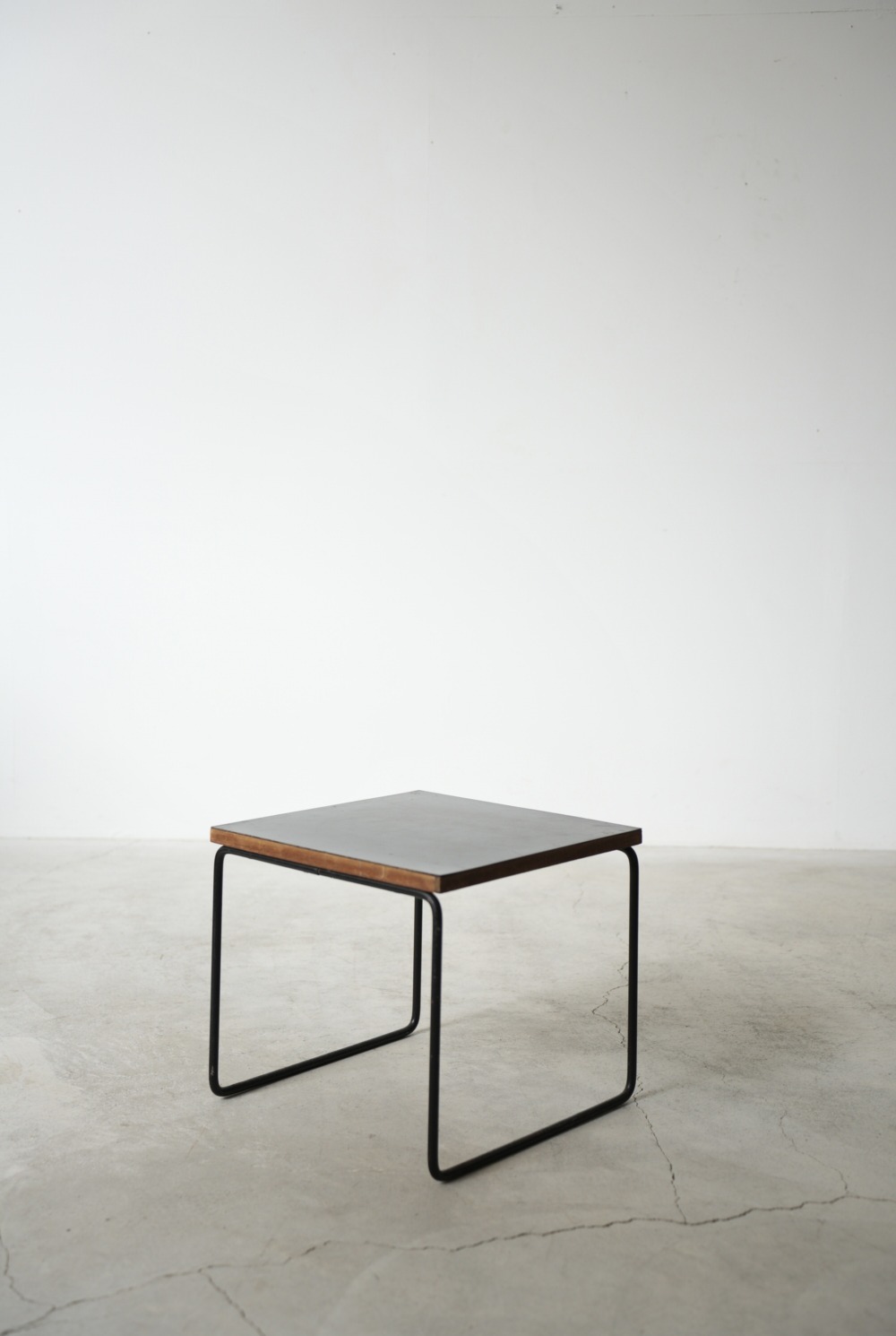 ピエールガーリッシュのサイドテーブル Pierre Guariche / Volante side table for Steiner｜LIGHT YEARS