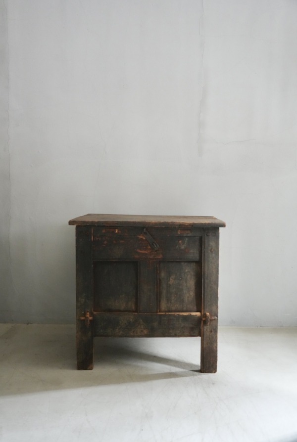 BAI PEOPLE ANTIQUE TRUNK